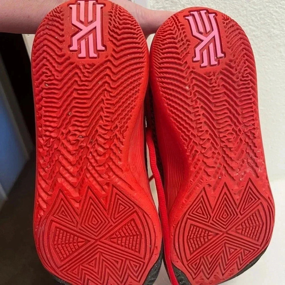 Nikes, red size 8 men’s - Picture 6 of 8